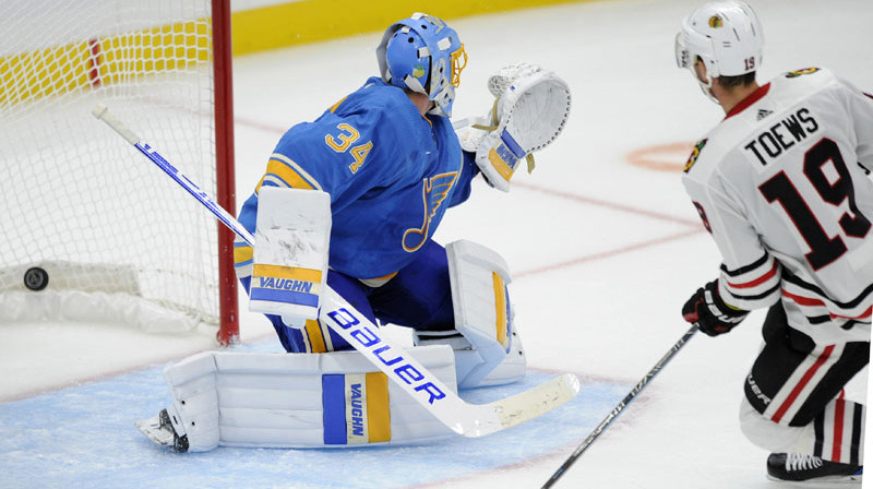 Džonatans Teivss papildlaikā trešoreiz mačā pārspēj Džeiku Allenu un nodrošina "Blackhawks" uzvaru. Foto: AP/Scanpix