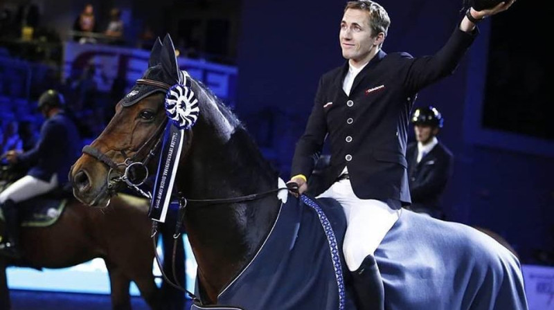 Kristaps Neretnieks un Moon Ray apbalvošanas ceremonijā. Organizatoru foto