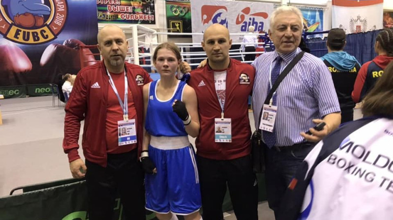 Viktorija Siļķe ar treneriem pēc Eiropas junioru čempionāta pusfināla sasniegšanas. Foto: boxer.lv