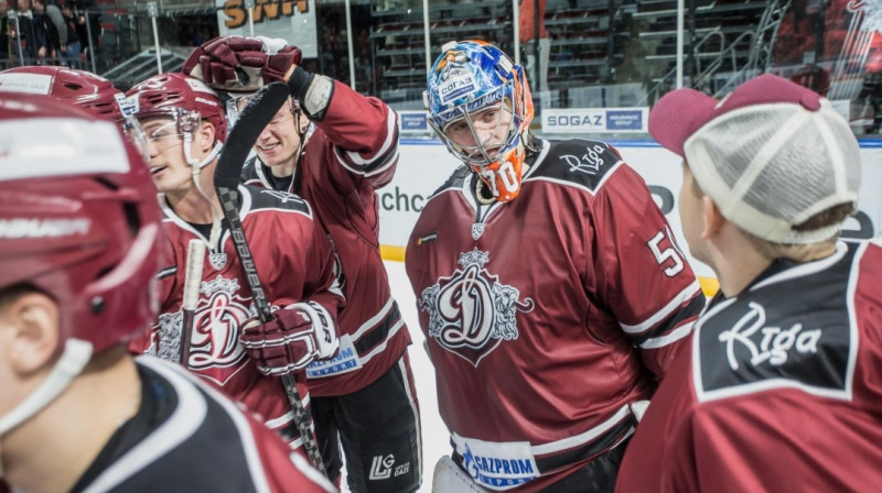 Kristers Gudļevskis un komandas biedri atzīmē uzvaru. Foto: Raimonds Volonts/dinamoriga.lv