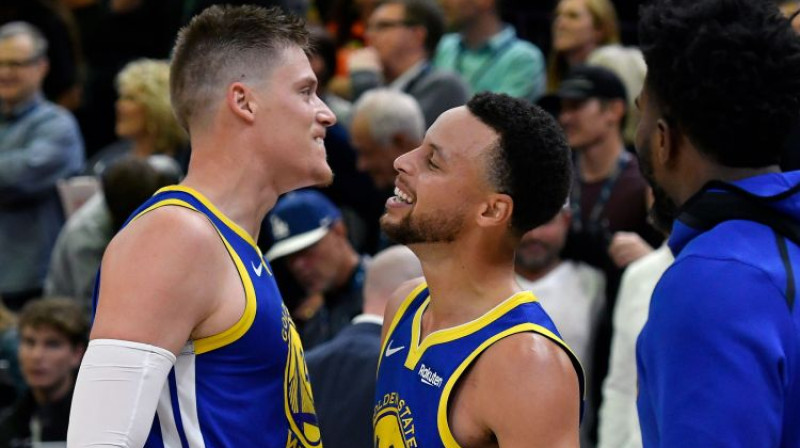 Jūnass Jerebko un Stefens Karijs. Foto: AFP/Scanpix