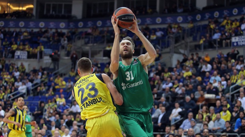 Žanis Peiners pret Marko Guduriču. Foto: Euroleague.net