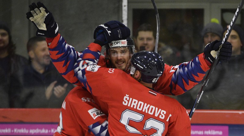 Aleksejs Širokovs kopā ar komandas biedriem. Foto: Romāns Kokšarovs/f64