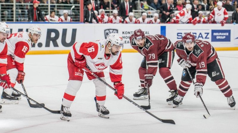 Epizode no abu komandu iepriekšējās spēles Rīgā. Centrā - Kaspars Daugaviņš. Foto: dinamoriga.lv