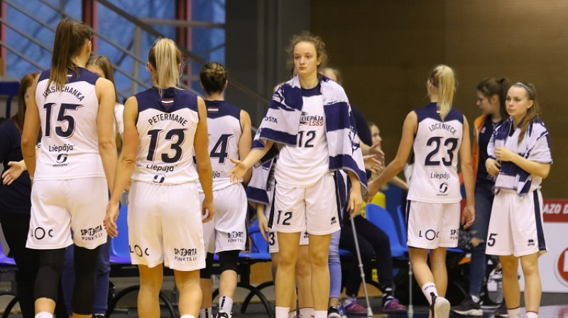 Daniela Grigorjeva un Liepājas basketbolistes. Foto: Ģirts Gertsons, f64