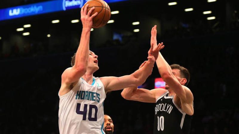 Rodions Kurucs spēlē pret "Hornets". Foto: USA TODAY Sports/Scanpix