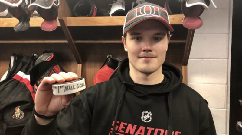 Rūdolfs Balcers ar savu pirmo NHL ripu. Foto: Ottawa Senators