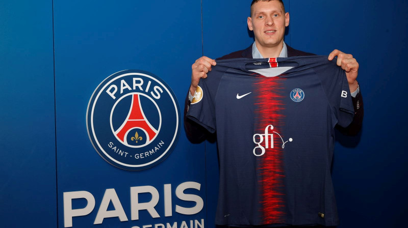 Dainis Krištopāns ar PSG kreklu. Foto: psg.fr