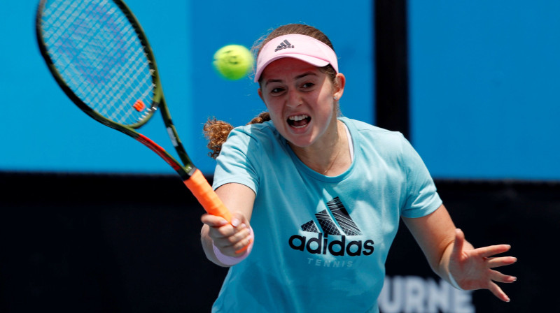 Aļona Ostapenko treniņā pirms "Australian Open". Foto: Reuters/Scanpix