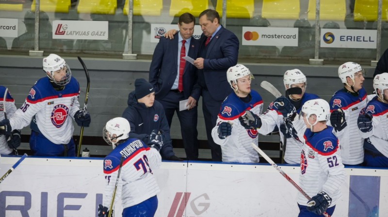 "Kapitan" komandu vada Leonīds Beresņevs (pa labi). Foto: www.hkr.lv