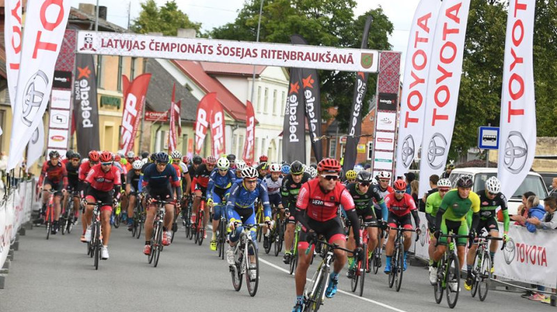 2019. gadā riteņbraucējiem piedāvāta iespēja startēt Latvijas kausā šosejas riteņbraukšanā.

Foto: Romāns Kokšarovs