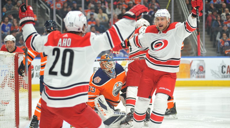 Sebastians Aho un Nīno Nīderraiters svin vārtu guvumu. Foto: USA Today Sports/Scanpix