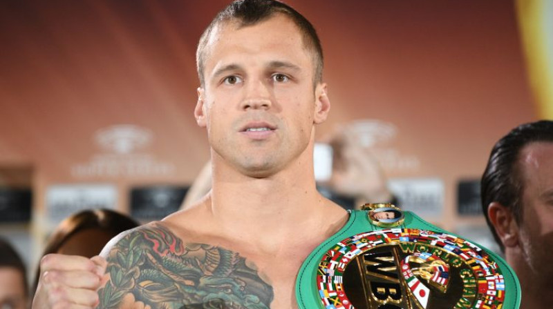 Mairis Briedis ar zaļo WBC čempiona jostu pirms cīņas pret Usiku. Foto: Romāns Kokšarovs/F64