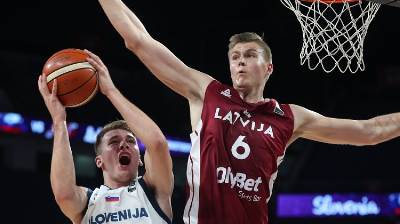 Luka Dončičs un Kristaps Porziņģis 2017. gada septembrī Stambulā. Foto: Reuters/Scanpix