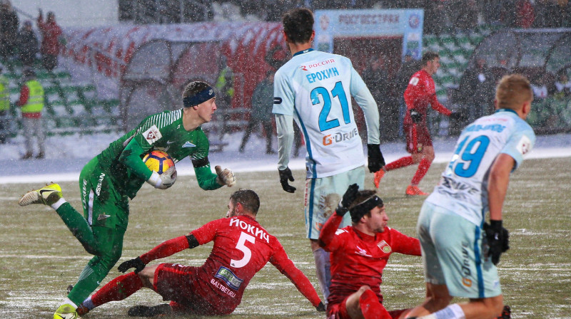 FK "Ufa" futbolisti sarkanajās formās. Foto: Dmitry Mukhametkulov/ Sputnik/Scanpix