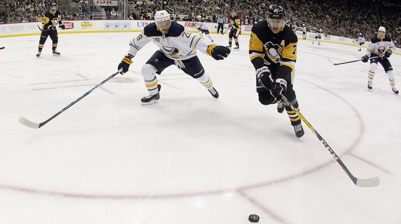 Zemgus Girgensons cīņā par ripu pret Jevgēņiju Malkinu. Foto: USA TODAY Sports/Scanpix