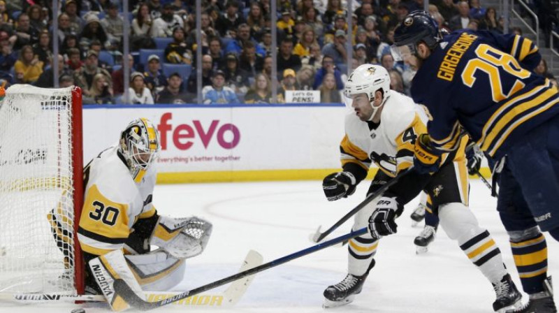 Zemgus Girgensons cīņā pie vārtiem. Foto: Timothy T. Ludwig/USA Today Sports/Scanpix