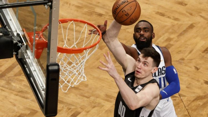 Rodions Kurucs triec bumbu grozā. Foto: Justin Lane/EPA/Scanpix