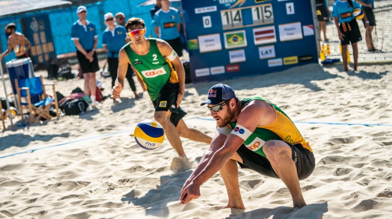 Alisons (ar bumbu) un Andrē. Foto: FIVB.com