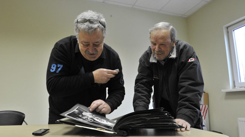 Hokeja leģenda Juris Repsis ļauj ielūkoties Jānim Matulim savos hokeja albumos.
Foto: Romāns Kokšarovs/F64