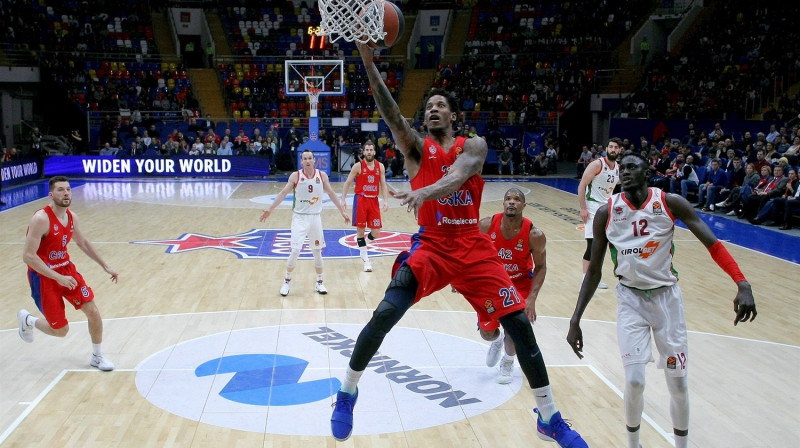 Maskavas CSKA basketbolists Vils Kleibērns mačā ar Vitorijas "Baskonia" noslēdz caurgājienu. Foto: euroleague.net