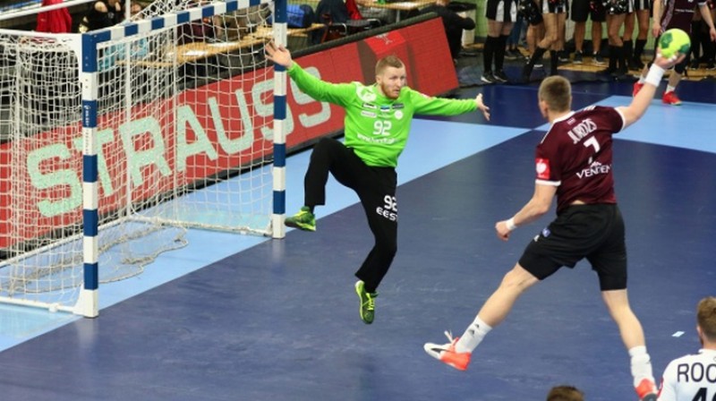 Aivis Jurdžs uzbrukumā. Foto: handball.ee