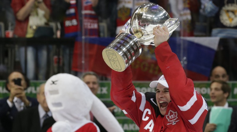 Sidnijs Krosbijs ar pasaules čempiona kausu. Foto: Reuters/Scanpix