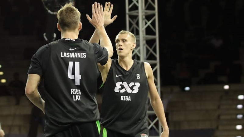 Nauris Miezis un Kārlis Pauls Lasmanis. Foto: FIBA