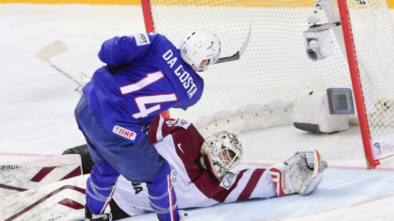 Stefans da Kosta 2015. gada PČ spēlē raida ripu Edgara Masaļska vārtos. Foto: AFP/Scanpix