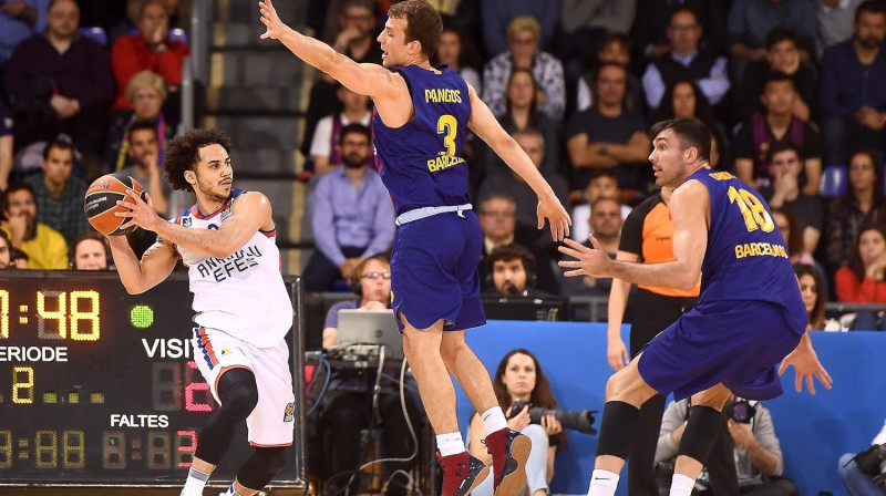 Stambulas "Anadolu Efes" līderis Šeins Larkins ar bumbu. Foto: euroleague.net