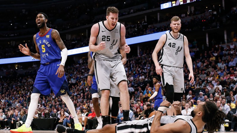 "Spurs" spēlētāji Jākobs Peltls, Petijs Milzs un Dāvis Bertāns. Foto: USA Today Sports/Scanpix