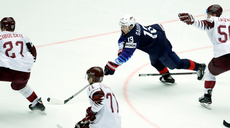 Džonijs Gudro pagājušā gada čempionāta spēlē Latvijas izlases hokejistu ielenkumā. Foto: AP/Scanpix