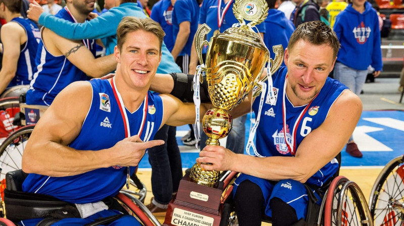 Kārlis Podnieks un Raimunds Beginskis pēc triumfa Čempionu līgā. Foto: Latvijas ratiņbasketbols