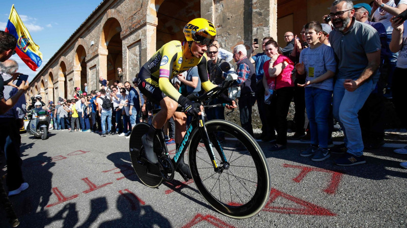 Primožs Rogličs brauc finiša kalnā pēc uzvaras  "Giro d'Italia". Foto: AFP/Scanpix