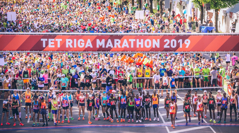 Skrējēji pirms "Tet" Rīgas maratona starta. Foto: Lauris Vīksne