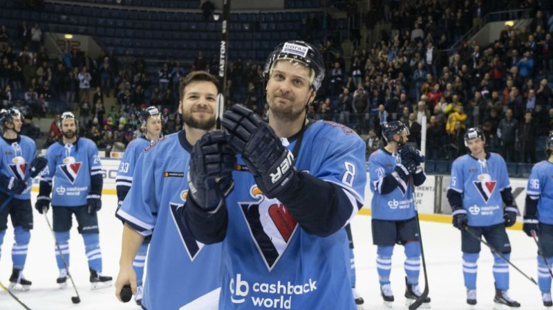 Bratislavas "Slovan" hokejisti atvadās no līdzjutējiem. Foto: TASR