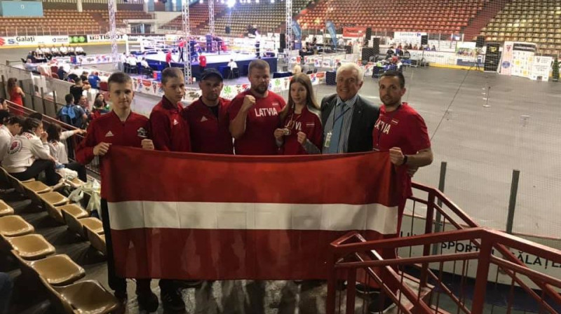 Latvijas delegācija Eiropas junioru čempionātā pēc Nikolinas Boķes apbalvošanas ceremonijas. Foto no Iļja Žilinska Facebook profila