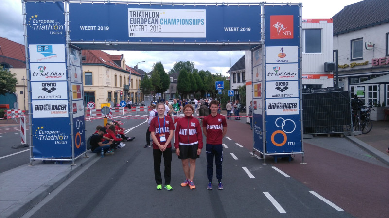 Daniela Leitāne (no kreisās), Evita Leitāne un Artjoms Gajevskis pirms Eiropas čempionāta. Foto: Latvijas Triatlona federācija