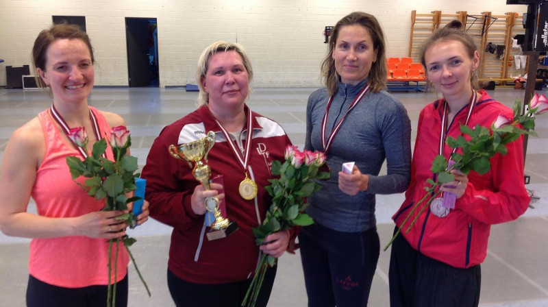 Jūlija Vansoviča (ar kausu) un pārējās Latvijas čempionāta medaļnieces. Foto: Latvijas Paukošanas federācija