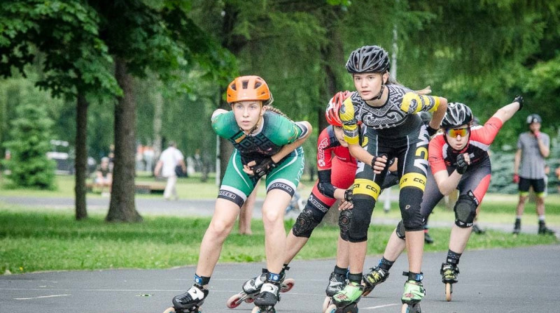 Trīs ātrākās skrituļslidotājas sieviešu konkurencē no jauniešu grupas: A.Priedīte (pirmā no kreisās), A.Kucina (pa vidu) un Laura Jankovska. Foto: SK ASI.