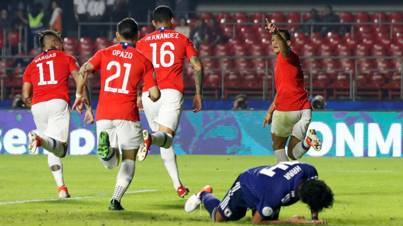 Čīles futbola izlase gūst kārtējos vārtus uzvarā 4:0 pār Japānu. Foto: Henry Romero/Reuters/Scanpix