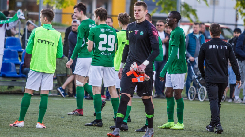 Dāvis Ošs (priekšplānā) un Rīgas "Metta" futbolisti. Foto: Optibet Virslīga