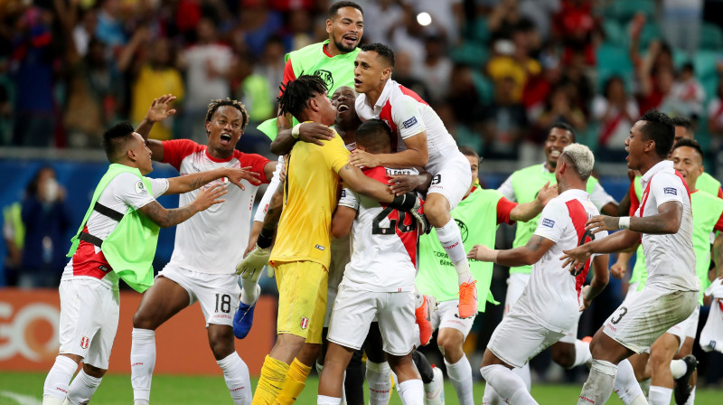 Peru futbola izlases spēlētāju prieki. Foto: Ricardo Moraes/Reuters/Scanpix