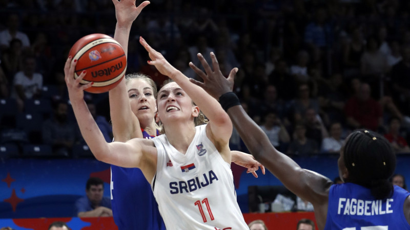 Serbijas izlases basketboliste Aleksandra Crvendakiča uzbrūk grozam Eiropas čempionāta spēlē pret Lielbritāniju. Foto: AP/Scanpix