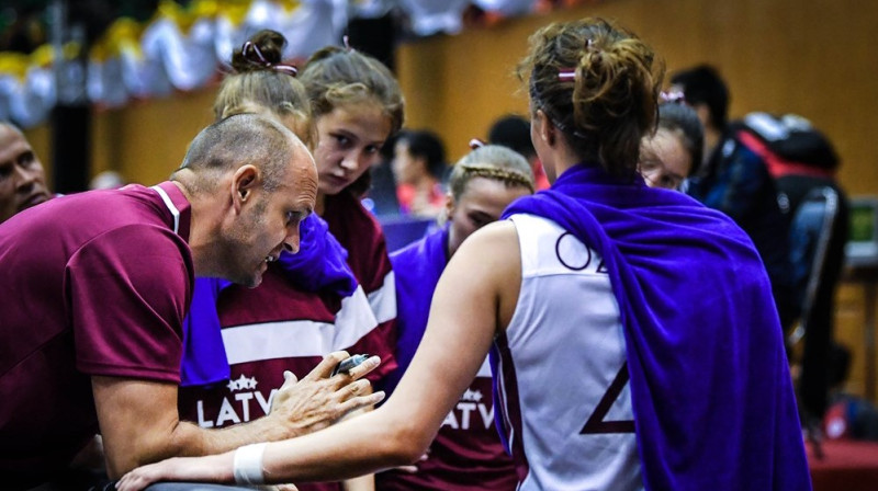 Matīss Graudiņš darbā ar komandu. Foto: FIBA