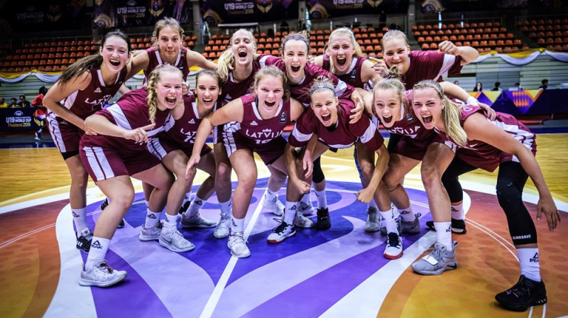 Latvijas U19 basketbolistes pēc uzvaras Pasaules kausa apakšgrupā. Foto: FIBA