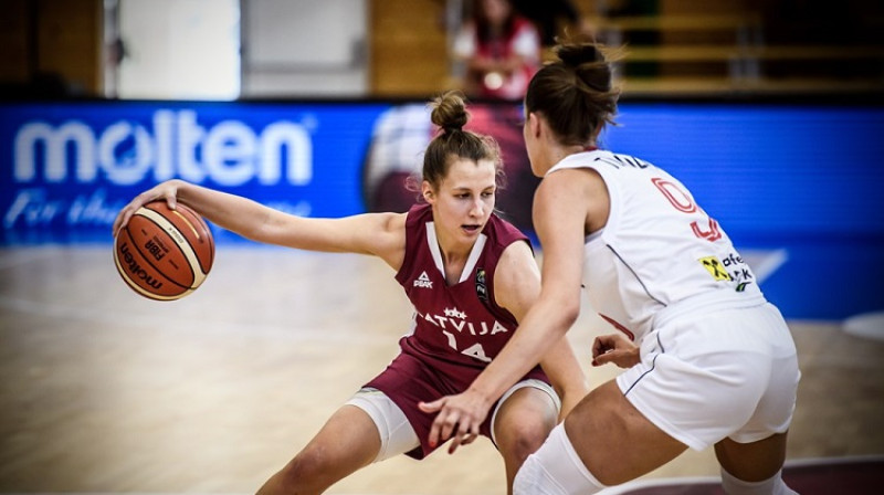 Luīze Šepte spēlē pret Serbiju. Foto: FIBA