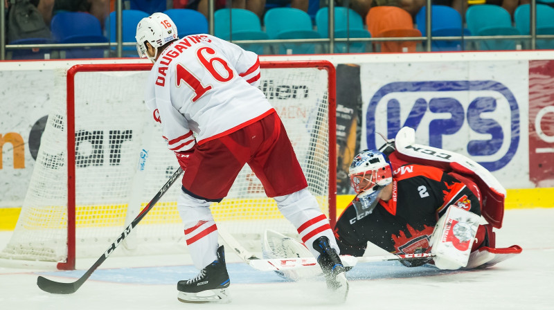 Kaspars Daugaviņš ieraida ripu vārtos. Foto: Stanislav Souček/mountfieldhk.cz