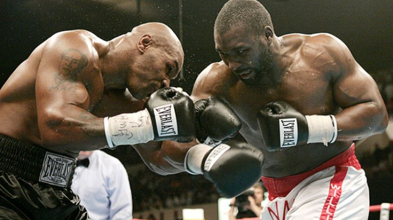 Maiks Taisons pret Deniju Viljamsu 2004. gada vasarā. Foto: Action Images/Reuters/Kai Pfaffenbach