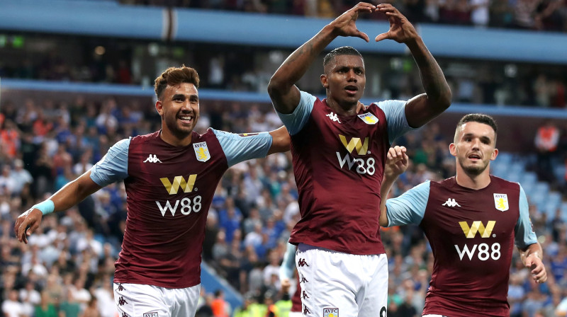 Brazīlietis Veslijs un Birmingemas "Aston Villa" futbolisti svin vārtu guvumu. Foto: Nick Potts/PA Wire/PA Images/Scanpix